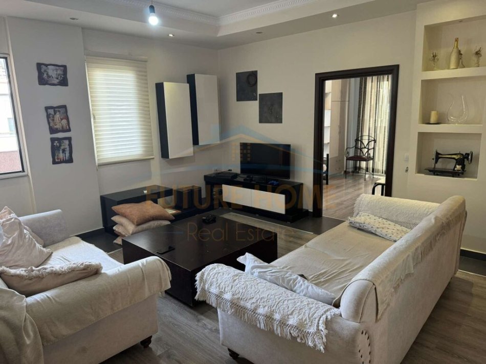 Tirane, jepet me qera apartament 3+1+Ballkon Kati 5, 138 m² 600 € (Kodra e Diellit)