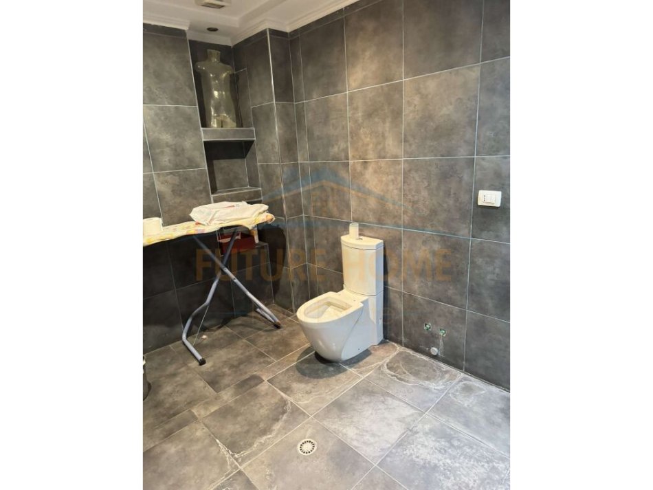 Tirane, jepet me qera apartament 3+1+Ballkon Kati 5, 138 m² 600 € (Kodra e Diellit)