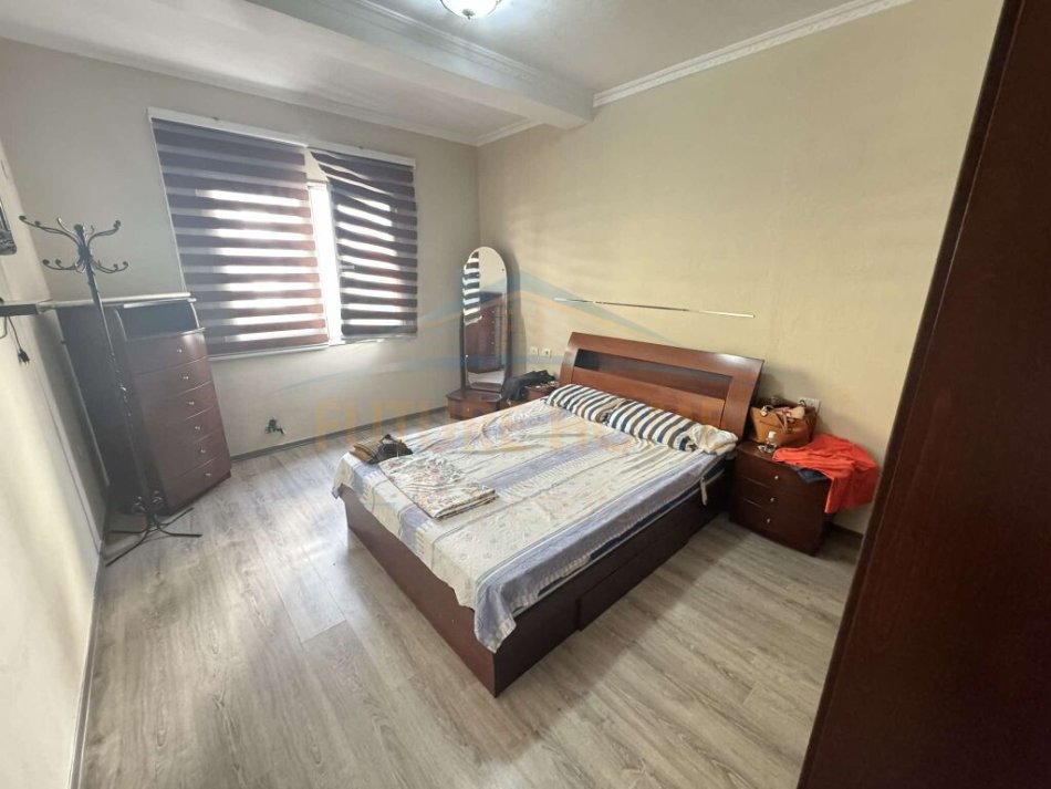 Tirane, jepet me qera apartament 3+1+Ballkon Kati 5, 138 m² 600 € (Kodra e Diellit)