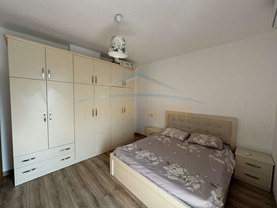 Tirane, jepet me qera 2+1 Kati 8, 700 €