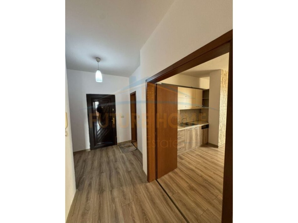 Tirane, jepet me qera 2+1 Kati 8, 700 €