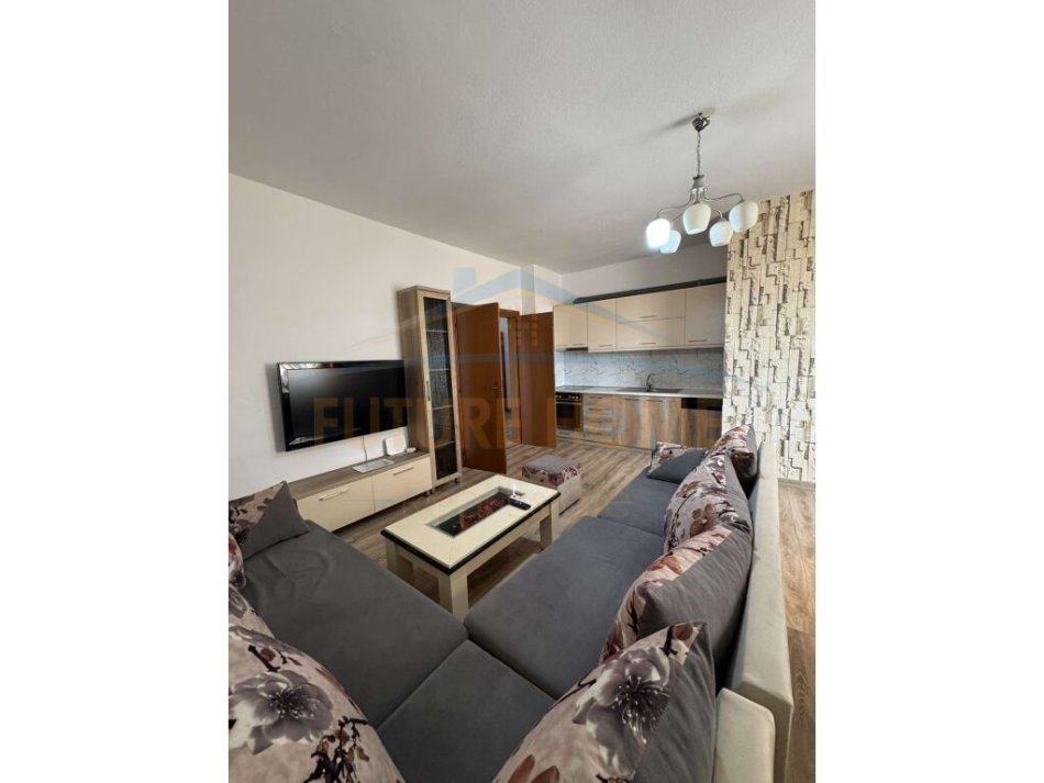 Tirane, jepet me qera 2+1 Kati 8, 700 €