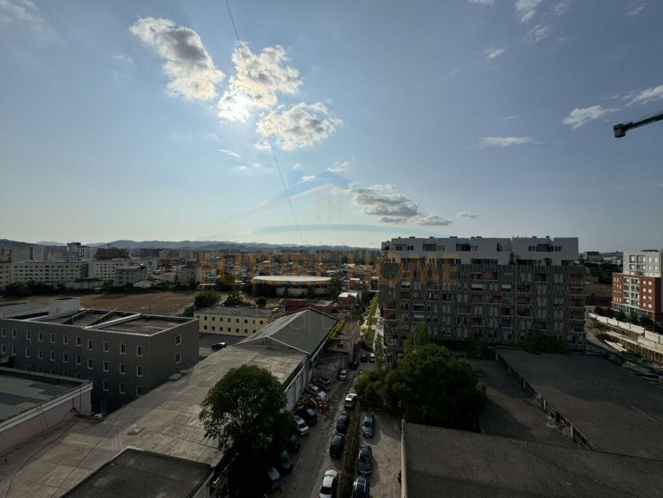 Tirane, jepet me qera 2+1 Kati 8, 700 €