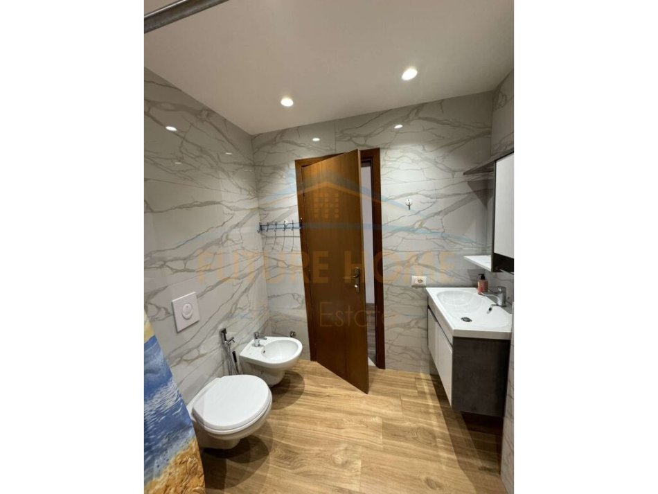Tirane, jepet me qera 2+1 Kati 8, 700 €