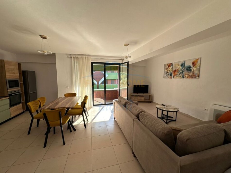 Tirane, jepet me qera apartament 3+1 Kati 4, 150 m² 750 € (KODRA E DIELLIT)