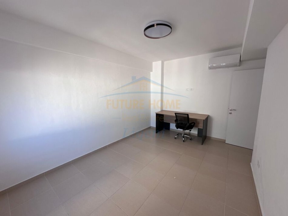 Tirane, jepet me qera apartament 3+1 Kati 4, 150 m² 750 € (KODRA E DIELLIT)