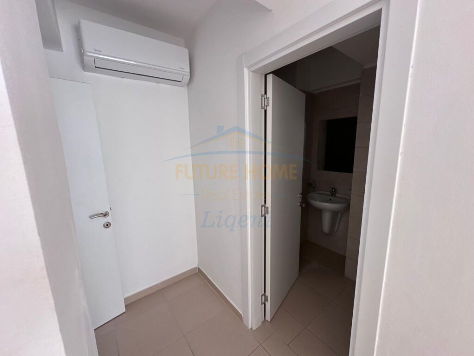 Tirane, jepet me qera apartament 2+1+Ballkon Kati 4, 150 m² 750 € (Rezidenca Kodra e Diellit 1)