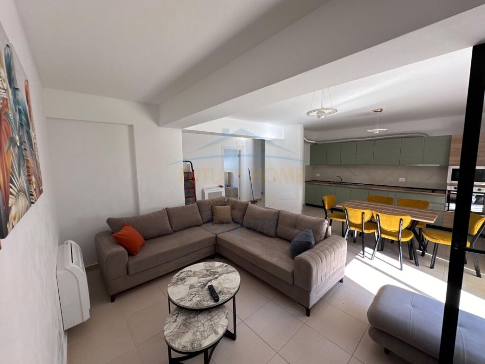 Tirane, jepet me qera apartament 3+1 Kati 4, 150 m² 750 € (KODRA E DIELLIT)