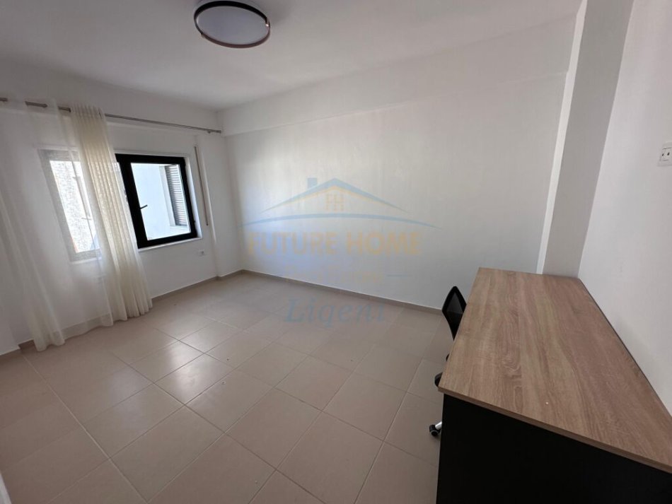 Tirane, jepet me qera apartament 3+1 Kati 4, 150 m² 750 € (KODRA E DIELLIT)