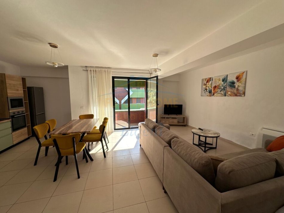 Tirane, jepet me qera apartament 3+1 Kati 4, 150 m² 750 € (KODRA E DIELLIT)