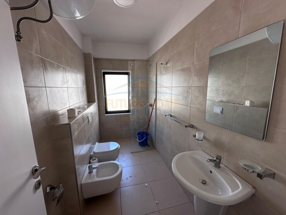 Tirane, jepet me qera apartament 3+1 Kati 4, 150 m² 750 € (KODRA E DIELLIT)