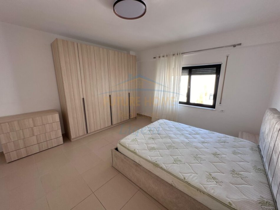 Tirane, jepet me qera apartament 3+1 Kati 4, 150 m² 750 € (KODRA E DIELLIT)