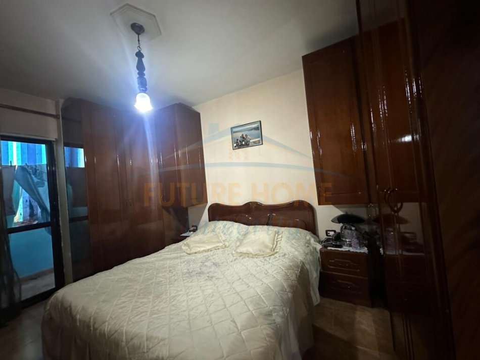 Tirane, shitet apartament 2+1 Kati 2, 96 m² 300.000 € (Pallatet Agimi, Blloku)
