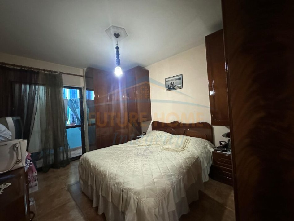 Tirane, shitet apartament 2+1 Kati 2, 96 m² 300.000 € (Pallatet Agimi, Blloku)