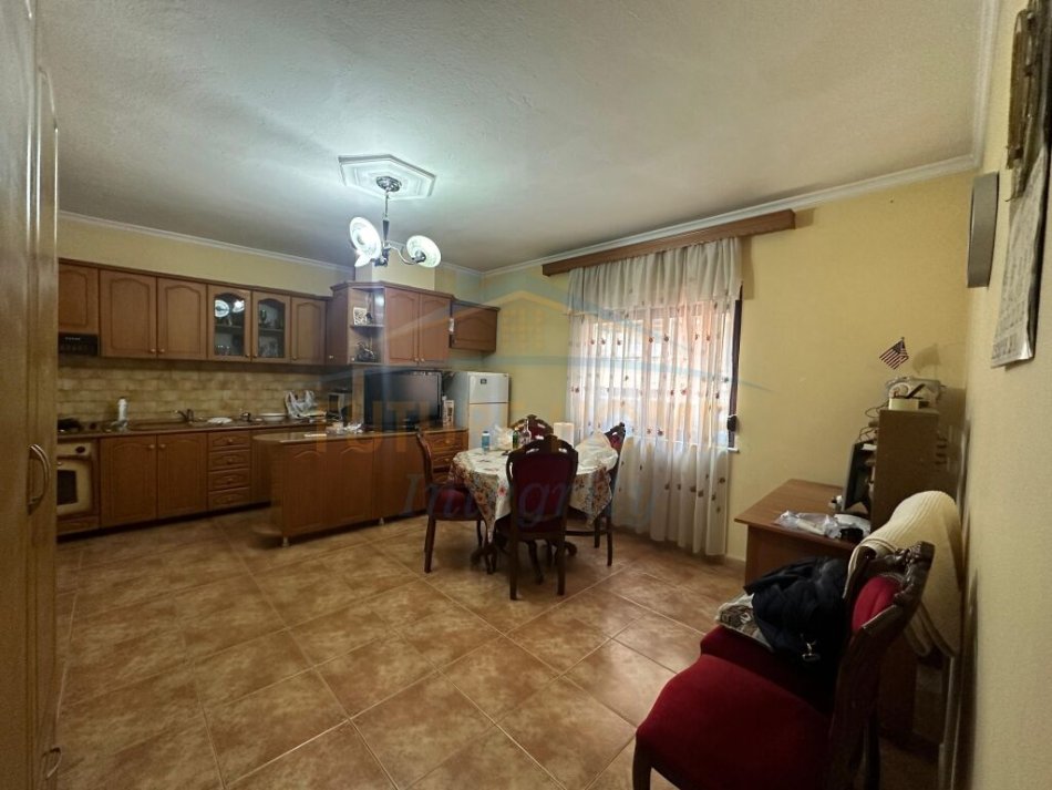 Tirane, shitet apartament 2+1 Kati 2, 96 m² 300.000 € (Pallatet Agimi, Blloku)