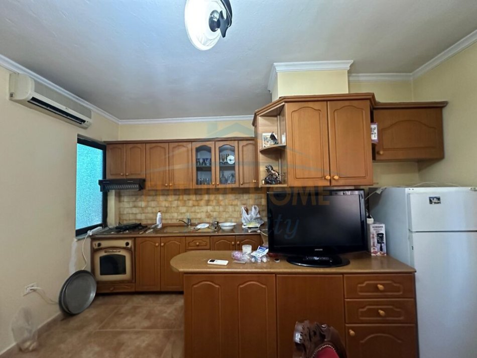 Tirane, shitet apartament 2+1 Kati 2, 96 m² 300.000 € (Pallatet Agimi, Blloku)