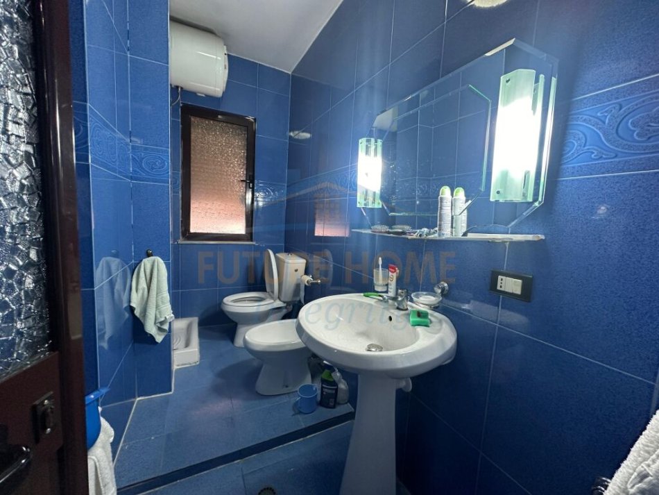 Tirane, shitet apartament 2+1 Kati 2, 96 m² 300.000 € (Pallatet Agimi, Blloku)