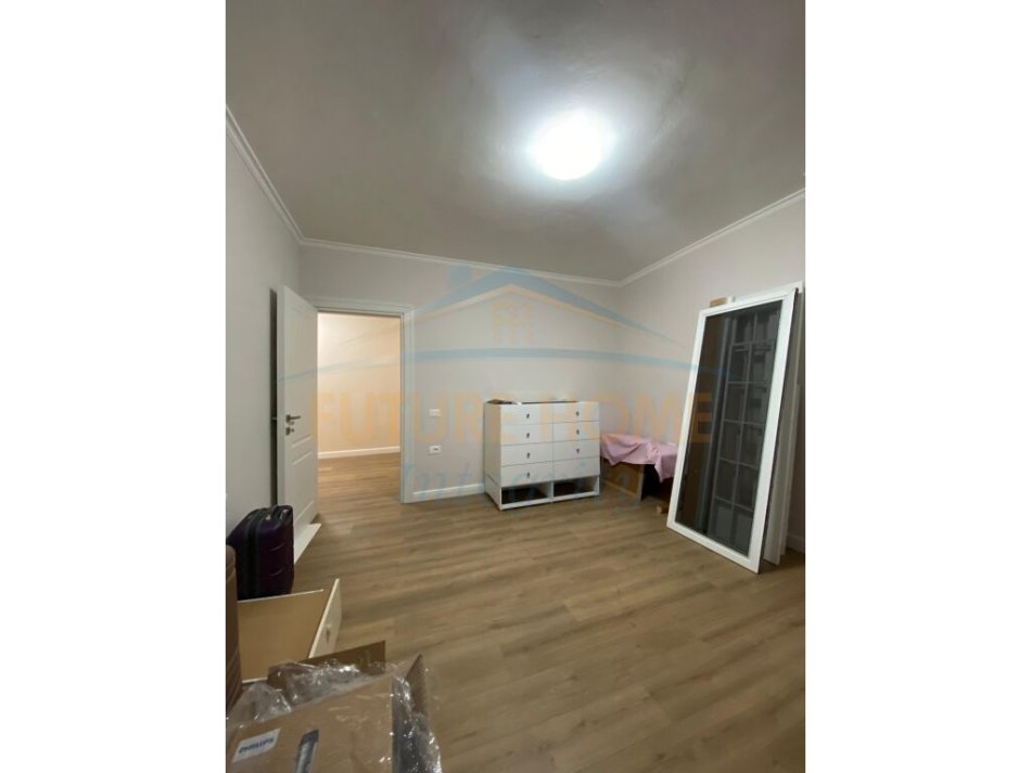 Tirane, jepet me qera zyre Kati 7, 50 m² 500 € (Shkolla e Baletit)