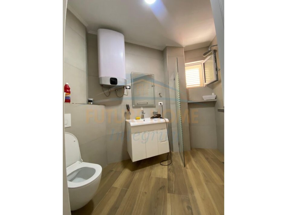 Tirane, jepet me qera zyre Kati 7, 50 m² 500 € (Shkolla e Baletit)