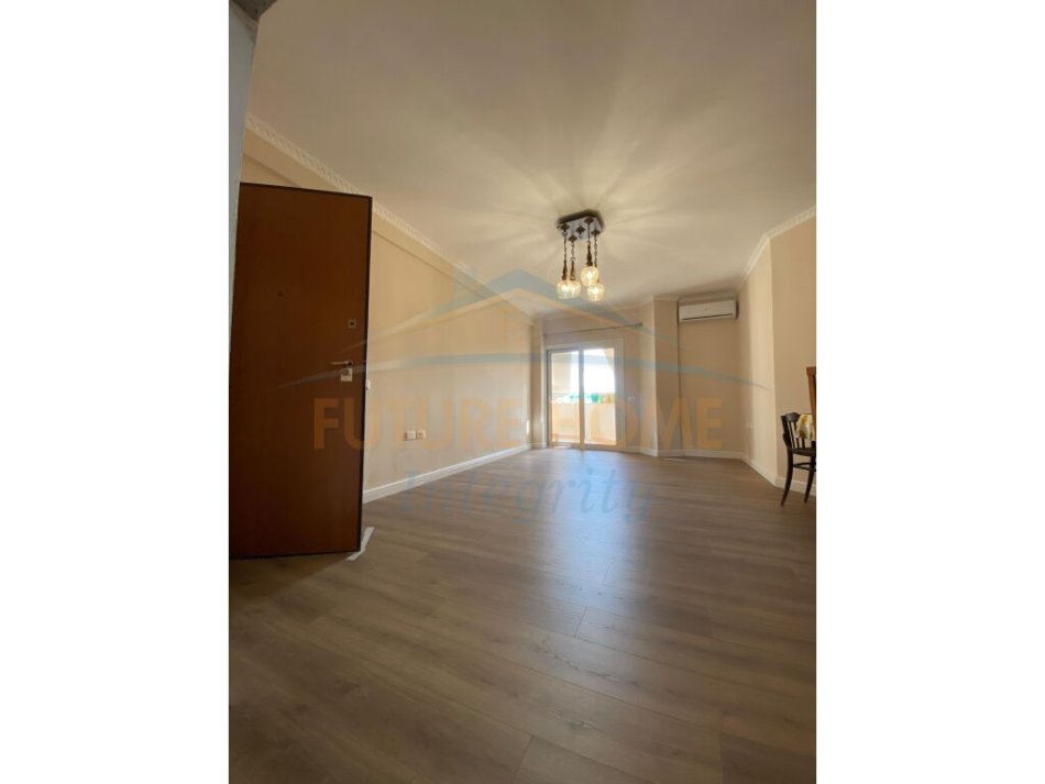 Tirane, jepet me qera zyre Kati 7, 50 m² 500 € (Shkolla e Baletit)