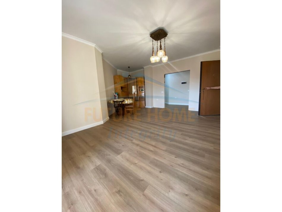 Tirane, jepet me qera apartament 1+1 Kati 7, 50 m² 500 € (Petronini Luarasi)