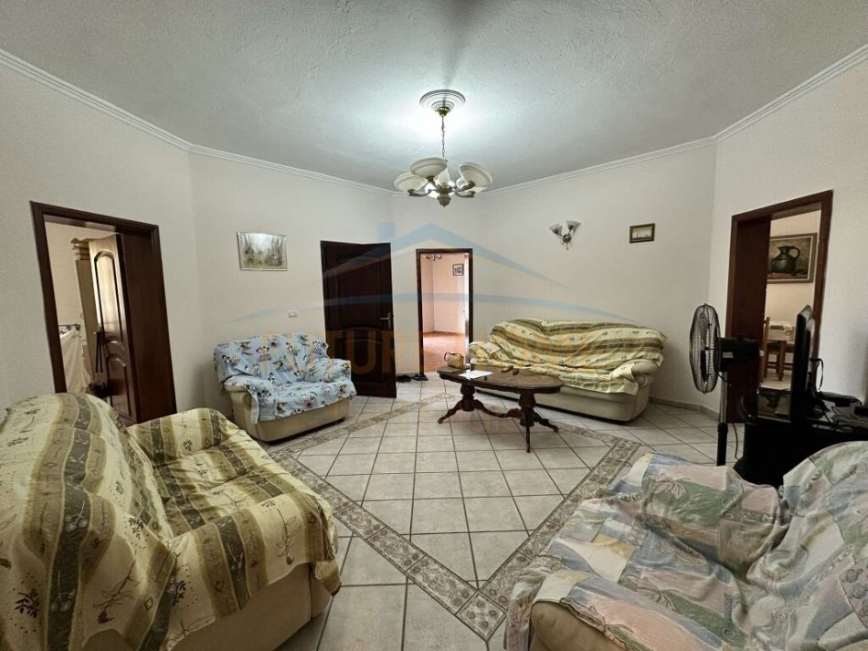 Tirane, jepet me qera apartament 3+1+Ballkon Kati 2, 180 m² 450 € (Idriz Guri, Unaza e Re)