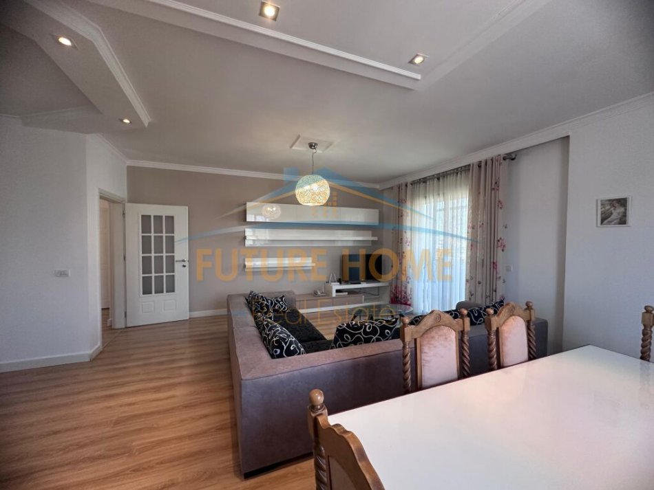 Tirane, jepet me qera apartament 3+1+Ballkon Kati 7, 142 m² 1.000 € (Myslym Shyri)