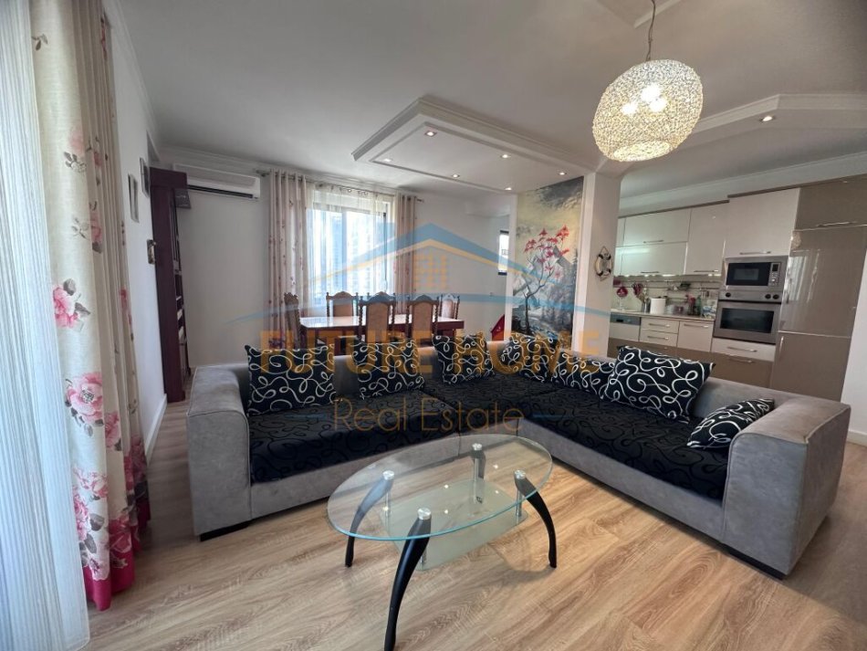 Tirane, jepet me qera apartament 3+1+Ballkon Kati 7, 142 m² 1.000 € (Myslym Shyri)