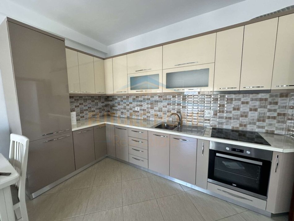 Tirane, shitet apartament 2+1 Kati 8, 81 m² 120.000 € (UNAZA E RE)