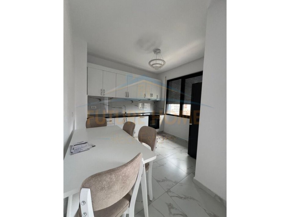 Tirane, jepet me qera apartament 2+1+Ballkon Kati 7, 102 m² 900 € (Don Bosko)