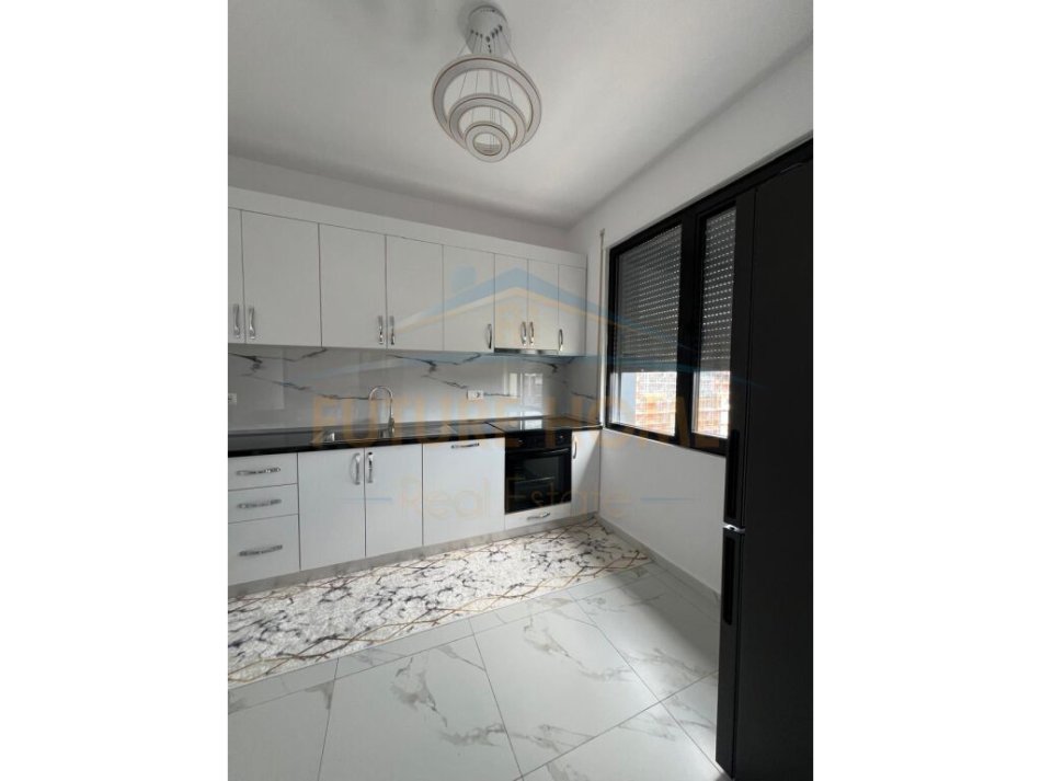 Tirane, jepet me qera apartament 2+1+Ballkon Kati 7, 102 m² 900 € (Don Bosko)