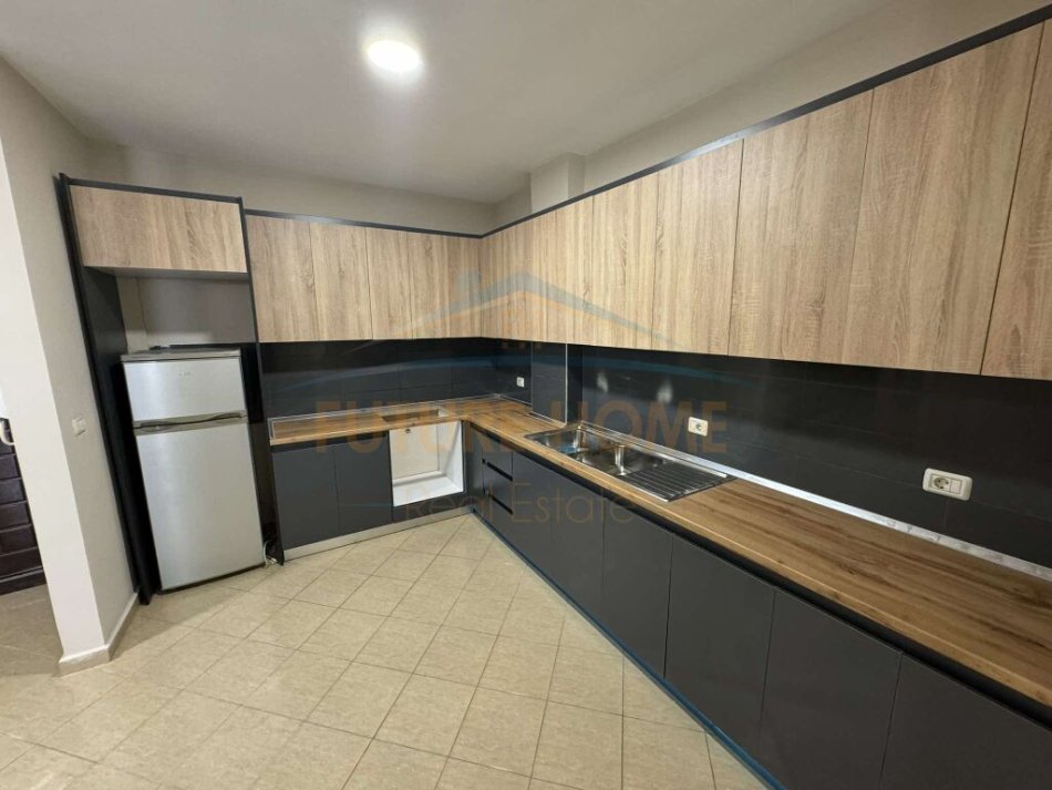 Tirane, shitet apartament 2+1 Kati 3, 102 m² 132000 € (UNAZA E RE)