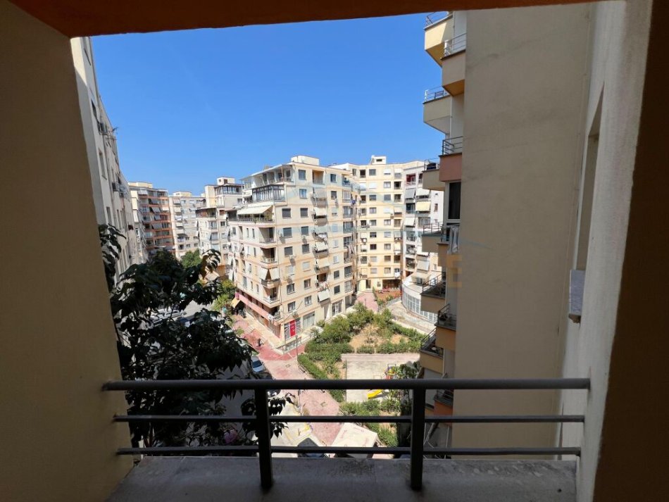 Tirane, shitet apartament 2+1+Ballkon , 104 m² 125.000 € 