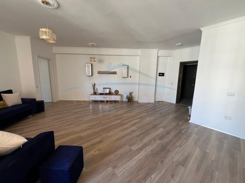 Tirane, shitet apartament 2+1+Ballkon , 104 m² 125.000 € 