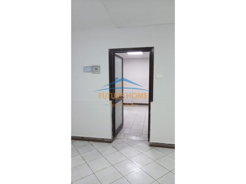 Tirane, shitet ambjent biznesi Kati -1, 110 m² 92.000 € (Irfan Tomini)