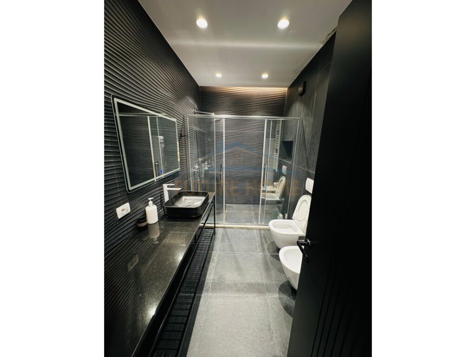 Tirane, jepet me qera apartament 2+1+Ballkon Kati 4, 65 m² 1.500 € (Rruga e BARRIKADAVE)