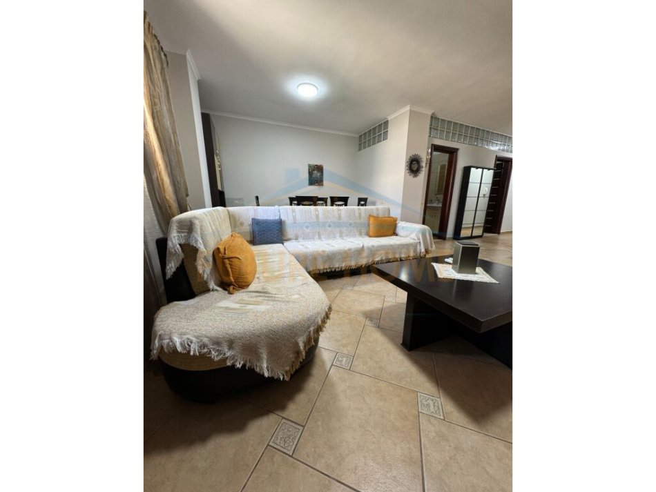 Tirane, jepet me qera apartament 2+1+Ballkon Kati 2, 121 m² 650 € (Laprake)