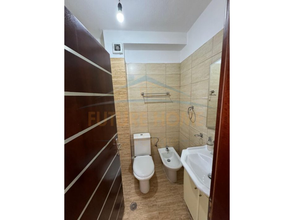 Tirane, jepet me qera apartament 2+1 Kati 2, 121 m² 650 € (LAPRAKE)