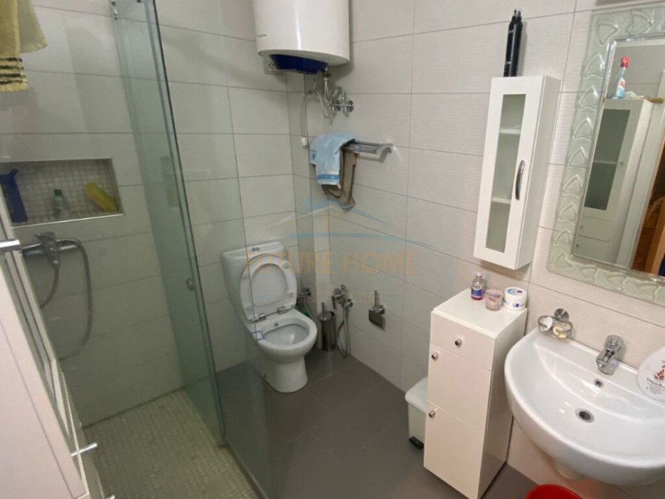 Tirane, jepet me qera apartament 2+1+Ballkon Kati 4, 100 m² 650 € (Vasil Shanto)