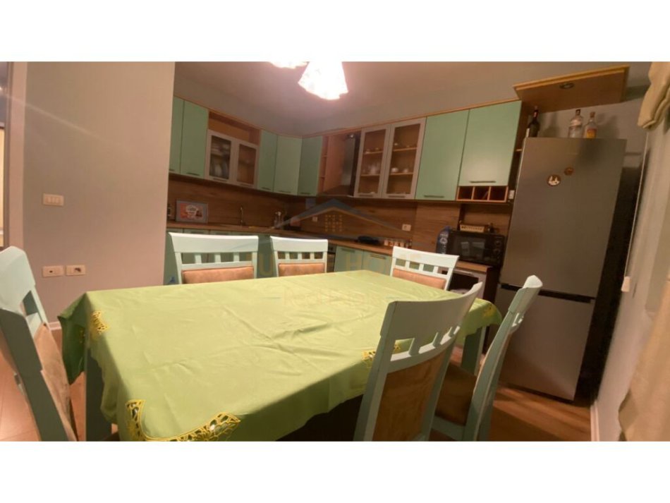 Tirane, jepet me qera apartament 2+1+Ballkon Kati 4, 100 m² 650 € (Vasil Shanto)