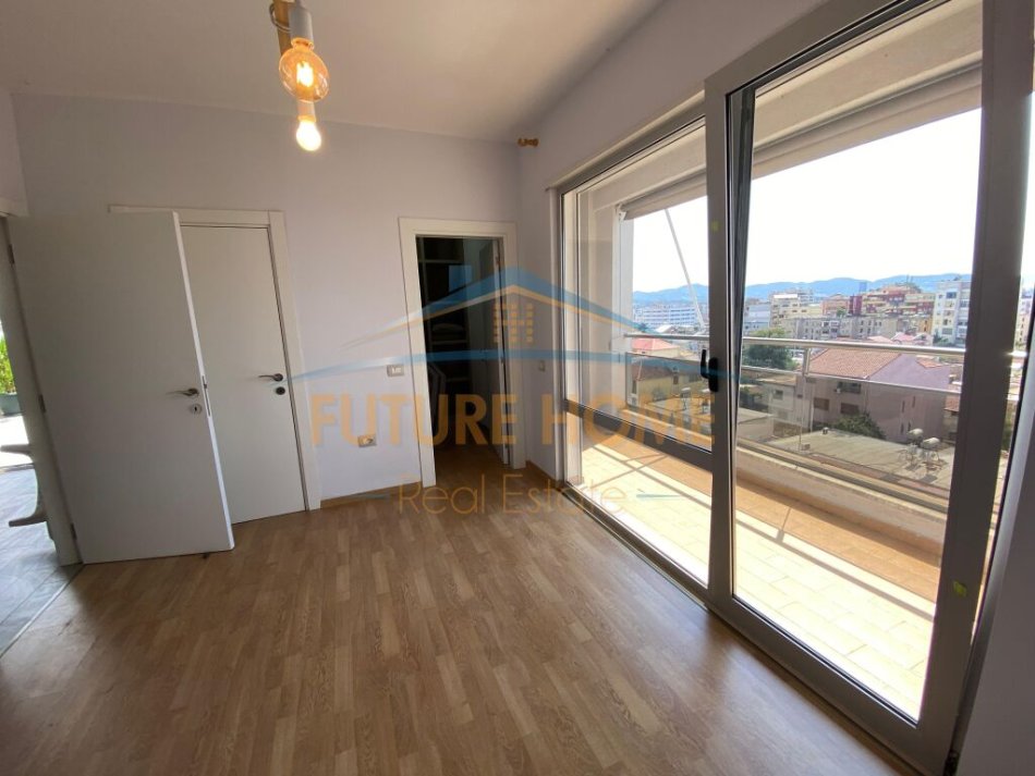 Tirane, shitet apartament 2+1+Ballkon Kati 5, 90 m² 235.000 € (Xhamllik)