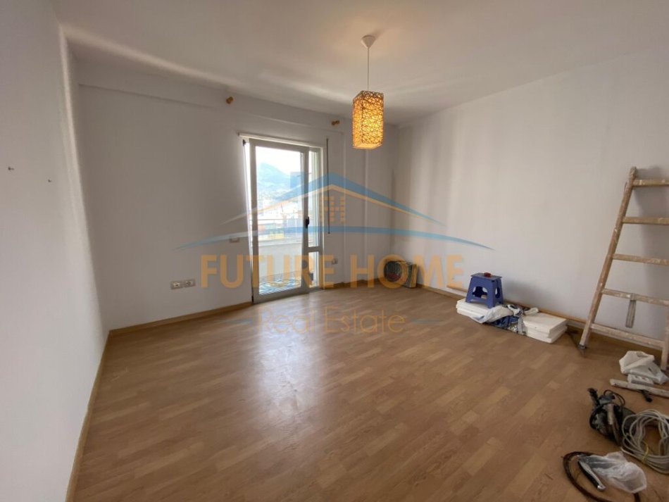 Tirane, shitet apartament 2+1+Ballkon Kati 5, 90 m² 235.000 € (Xhamllik)