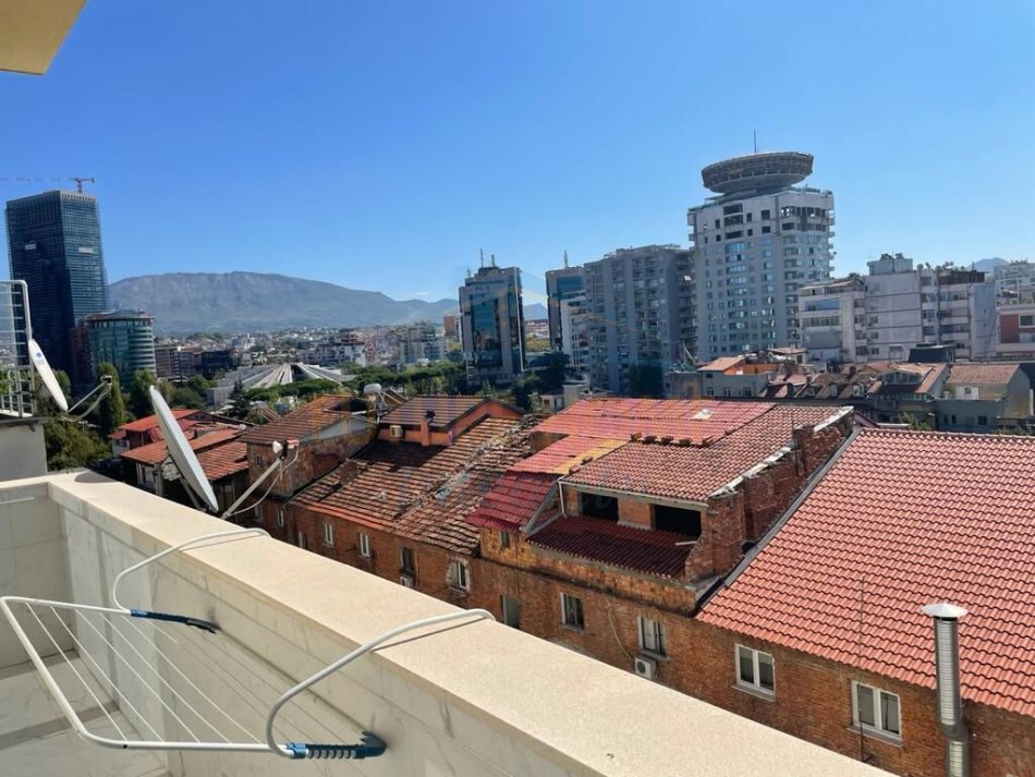 Tirane, jepet me qera apartament 1+1+Ballkon Kati 8, 80 m² 800 € (Shallvaret)