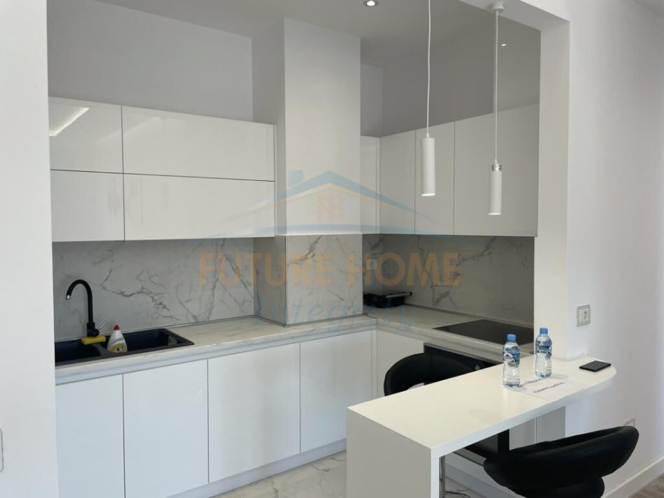 Tirane, jepet me qera apartament 1+1+Ballkon Kati 8, 80 m² 800 € (Shallvaret)