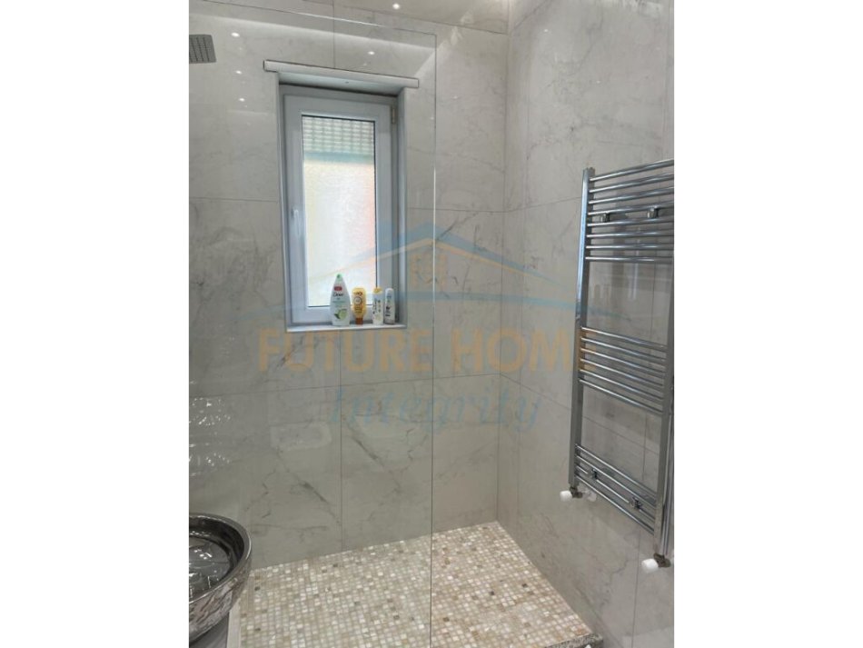 Tirane, jepet me qera apartament 1+1+Ballkon Kati 8, 80 m² 800 € (Shallvaret)