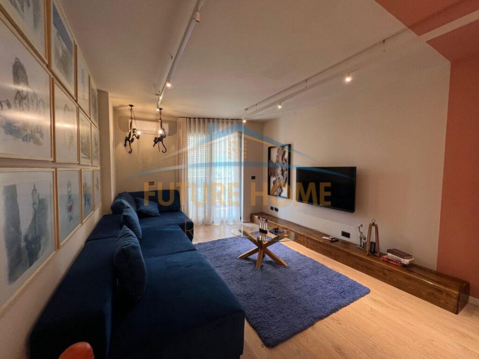 Tirane, jepet me qera apartament 1+1+Ballkon Kati 12, 76 m² 1.000 € (Ish Ekspozita)