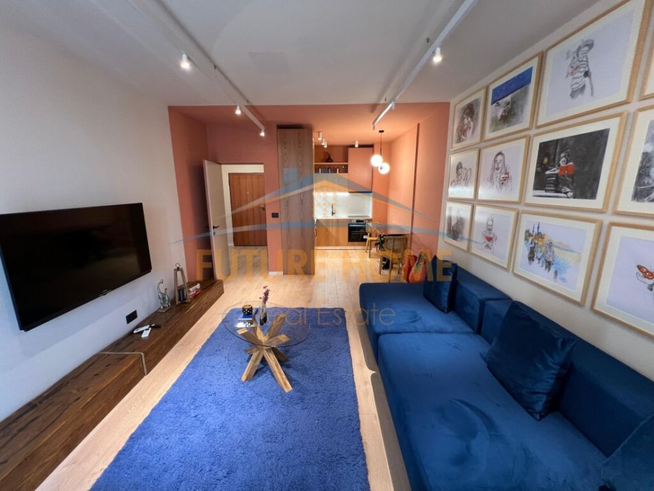 Tirane, jepet me qera apartament 1+1+Ballkon Kati 12, 76 m² 1.000 € (Ish Ekspozita)