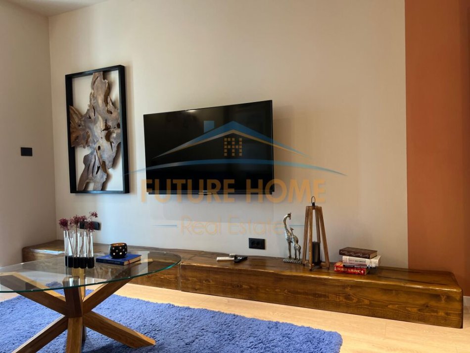 Tirane, jepet me qera apartament 1+1+Ballkon Kati 12, 76 m² 1.000 € (Ish Ekspozita)