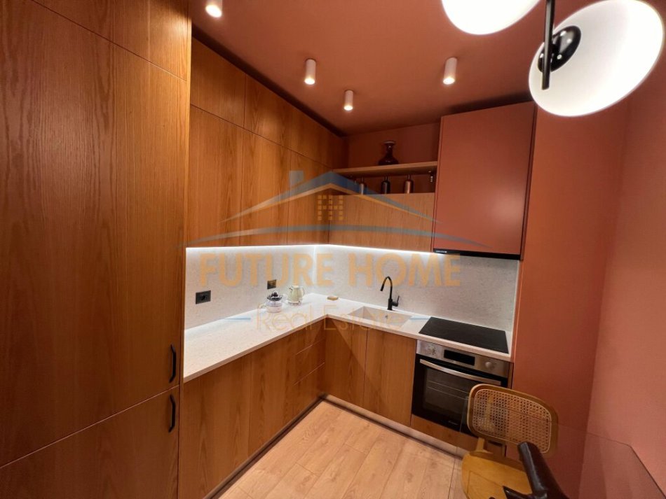 Tirane, jepet me qera apartament 1+1+Ballkon Kati 12, 76 m² 1.000 € (Ish Ekspozita)