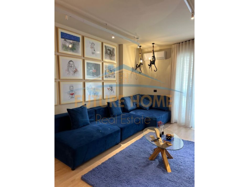 Tirane, jepet me qera apartament 1+1+Ballkon Kati 12, 76 m² 1.000 € (Ish Ekspozita)